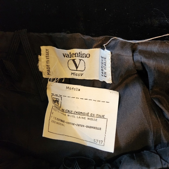 Elegant Gray and Black Wool Women's Valentino Miss V Skirt - Picture 13 of 14